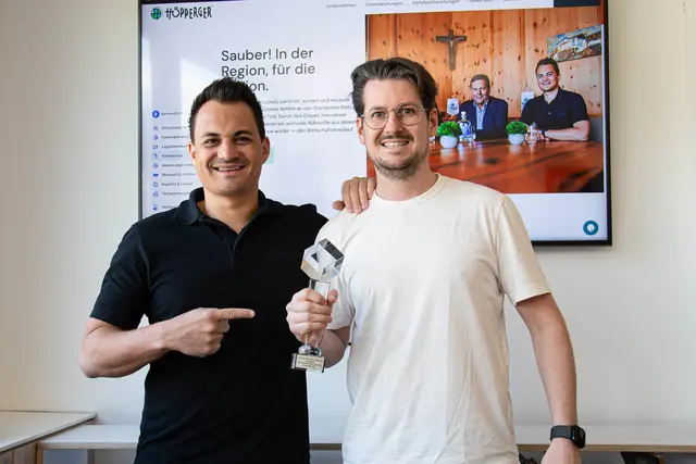 v.l.n.r. Thomas Höpperger (Höpperger Umweltschutz) und Felix Stark (Buerostark) freuen sich über den Deutschen Agenturpreis 2025 in der Kategorie Barrierefreiheit. | Foto: Höpperger Umweltschutz