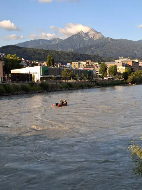 Eine Person wurde Mittwochfrüh im Bereich der Universitätsbrücke aus dem Inn gerettet. | Foto: Rotes Kreuz Innsbruck