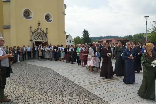 Feierlicher Auszug aus der Pfarrkirche | Foto: Klaus Herrmüller
