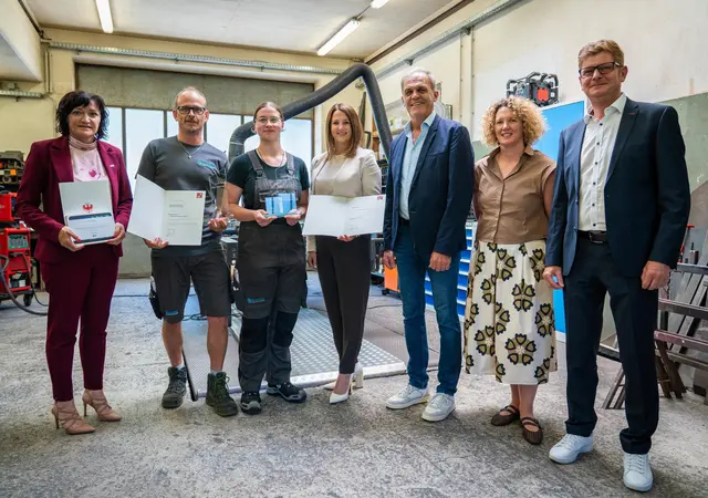 v. li.: AK-Vizepräsidentin Andrea Ager, Geschäftsführer und Inhaber der Firma Klausner Metalltechnik Reinhard Klausner, „Lehrling des Monats Juli 2026“ Magdalena Kern, Landesrätin Astrid Mair, Bürgermeister der Gemeinde Finkenberg Andreas Kröll, Vertreterin der WK Schwaz Barbara Margreiter und Berufsschuldirektor-Stellvertreter der Tiroler Fachberufsschule für Metalltechnik Johann Neurauter | Foto: Land Tirol/Hörmann
