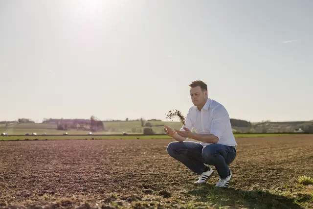 Umwelt- und Klima-Landesrat Stefan Kaineder (Grüne) im Kampf gegen Hitze und Trockenheit. | Foto: Land OÖ/Werner Dedl
