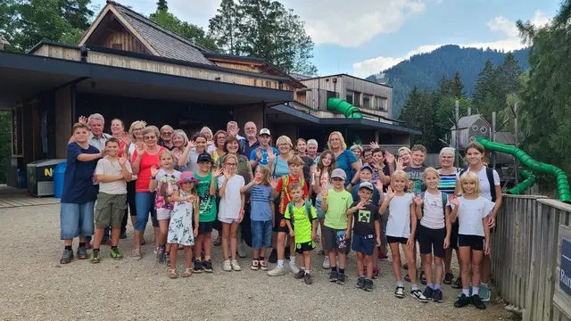 22 Erwachsene und 23 Kinder nahmen am diesjährigen Oma-Opa-Enkerl Ausflug teil.  | Foto: Pensionistenverband Gleisdorf