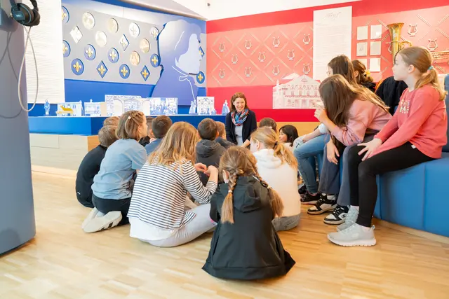 Bei der Familienführung tauchen die Kinder ein in die Welt des Raidinger Superstars und lernen spielerisch über sein Leben und seine Werke.  | Foto: Kulturbetriebe Burgenland 