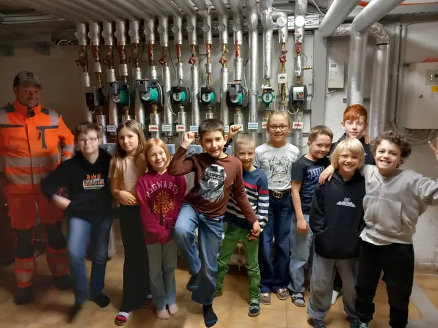 Die Kinder der 3. und 4. Klasse lernen den Heizungskeller des Schulgebäudes gemeinsam mit Josef Haitzmann vom Bauhof der Gemeinde Weißbach kennen. | Foto: Sylvia Herbst