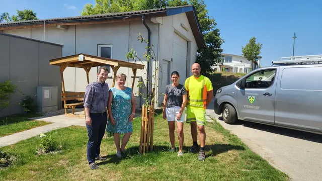 Bgm. Markus Burgstaller, Natur-im-Garten Gemeinderätin Anneliese Brandstetter, das fleißige Pflanzteam der Gemeinde Sandra Rodler und Christian Zehetgruber | Foto: Gemeinde Viehdorf