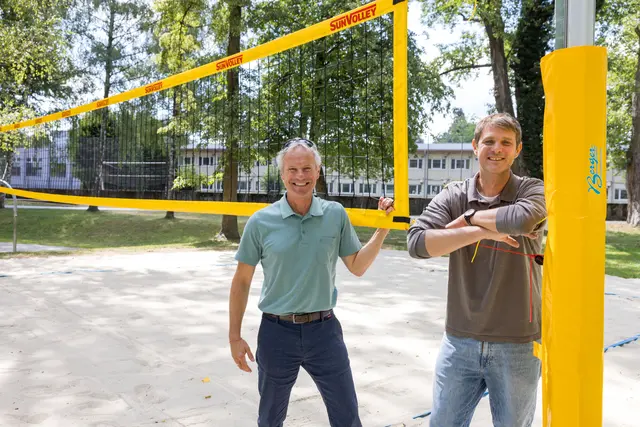 Beim neuen Beachvolleyballplatz im Lehener Park. Im Bild: v.l.: Christian Stadler, Leiter des Städtischen Gartenamts, Lukas Holzmann, Jugendbeauftragte der Stadt Salzburg | Foto: Stadt Salzburg/Wildbild