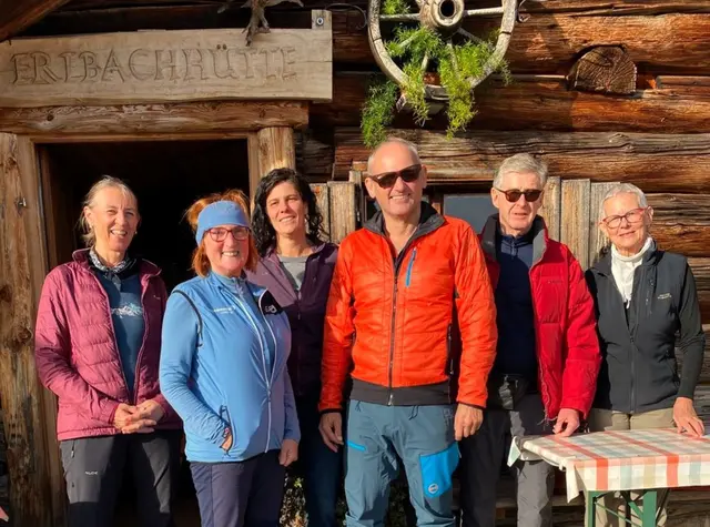 Auch eine Gruppe des Alpenvereins Schärding besuchten im Rahmen einer Bergtour Sennerin Bernadette Gerauer (3.v.li.) auf der Erlbachhütte. Vorne mittig Tourenführer Franz Haslehner. | Foto: Gruber