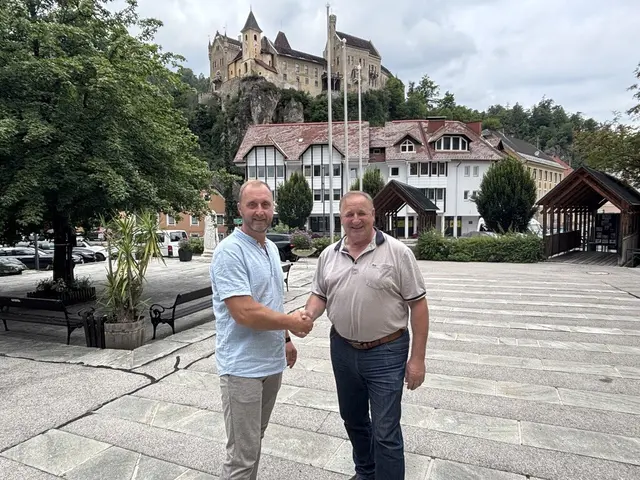 Thomas Weigel (li.) wurde als Spitzenkanditat der ÖVP Eberstein für die kommenden Bürgermeister- und Gemeinderatswahlen nominiert. Der amtierende Bürgermeister Andreas Grabuschnig wünscht ihm dafür viel Erfolg und verspricht seine Unterstützung.  | Foto: MeinBezirk.at/Astrid Siebert