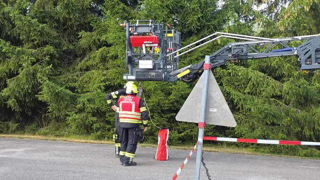 Mit der mittlerweile in Stellung gebrachten Drehleiter konnte die Person vertikal aus dem Becken durch die Einstiegsluke gerettet werden. | Foto: FF Waidhofen/Thaya