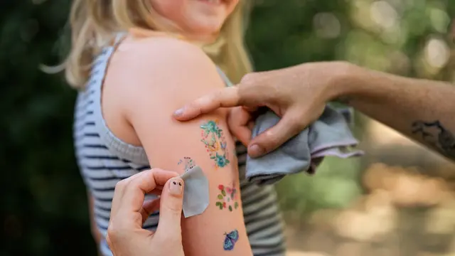 Jede Menge risikoreicher Chemikalien sind in Klebetattoos nachgewiesen worden. | Foto: Greenpeace Mitja Kobal