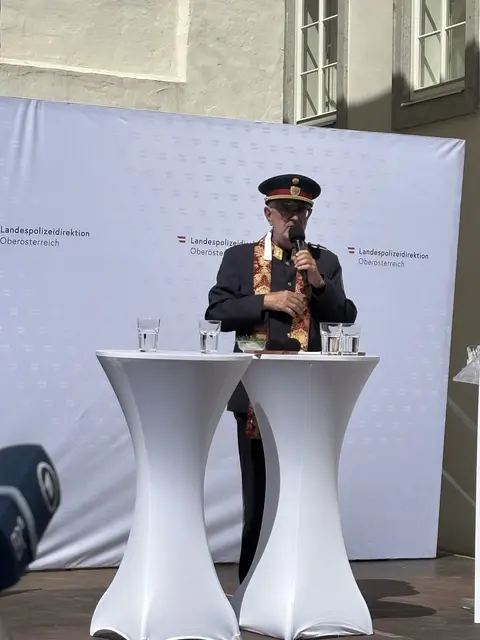 Prälat Johann Holzinger segnet die Kreuze als Zeichen der Orientierung und Erinnerung im neuen Polizeizentrum. | Foto: MeinBezirk/Anja Kern