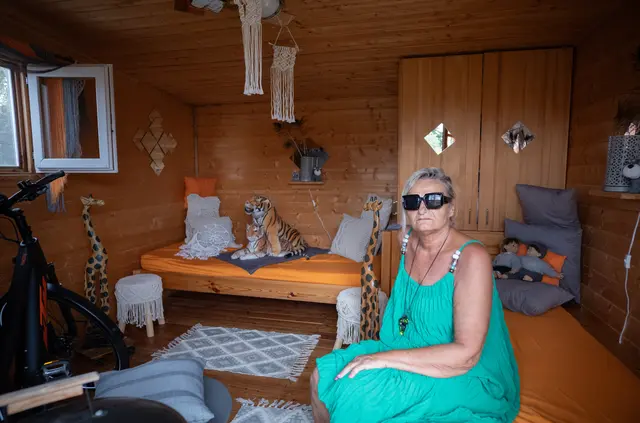 Herta Lechner in ihrem Schlafbereich in einem Gartenhäuschen. | Foto: Santrucek