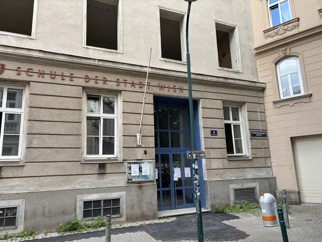 Der Abriss des alten Schulgebäudes ist im Bezirk umstritten.  | Foto: Luca Arztmann/MeinBezirk