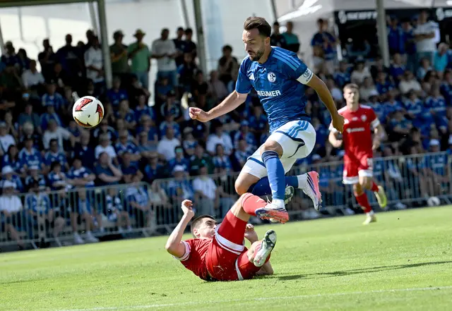 Schalke 04 mit Kapitäm Kenan Karaman nahm alle Hürden und kam zu einem 2:0-Sieg.