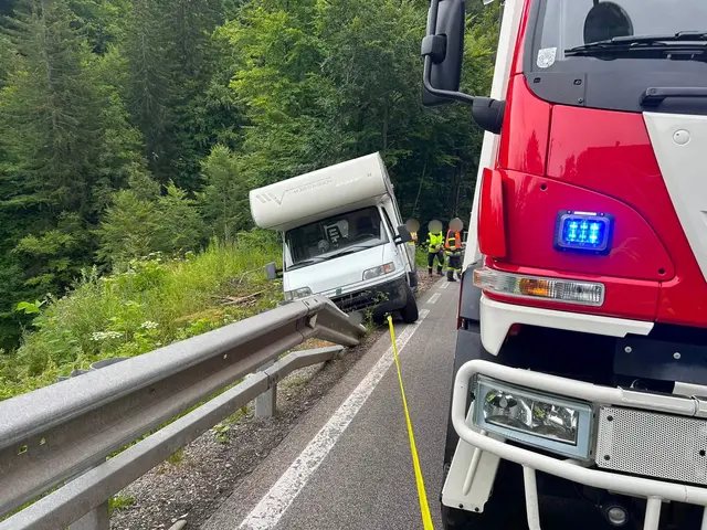 Beim Versuch, umzudrehen, soll ein Urlauber mit seinem Wohnmobil von der Wurzenpass Straße abgekommen sein. | Foto: Freiwillige Feuerwehr Siebenbrünn-Riegersdorf