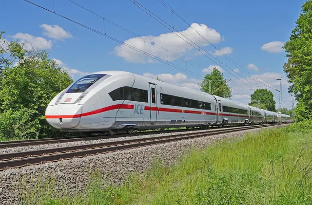 In einem ICE kam es im Juli 2025 in Niederbayern während der Fahrt zu einem Angriff auf vier Personen. Einem 21-Jährigen wurde jetzt der Prozess gemacht. (Symbolbild) | Foto: pixabay / hpgruesen