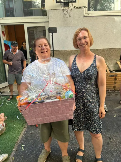 Eine lächelnde Ulrike Kaufmann mit einem Goodie-Kisterl in den Händen, rechts neben ihr Bezirksvorsteherin Lea Halbwidl (SPÖ). Die Direktorin gibt die Schlüssel ab. | Foto: Antonia Herb/BV 4