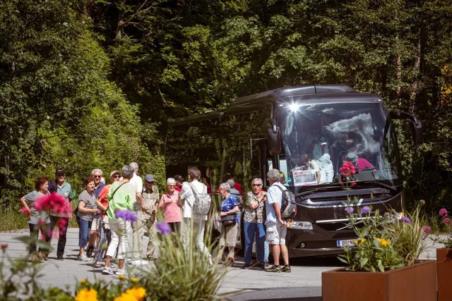 Gemeinsam mit ihren Gästen feierten die Familie Greber und das NKG-Team das 80-jährige Firmenjubiläum | Foto: privat