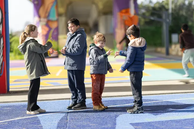 Der Schulvorplatz soll autofrei werden, um den Kindern mehr Platz und Sicherheit zu gewährleisten. (Symbolbild) | Foto: Studia72/Panthermedia