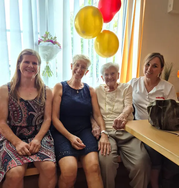 Von links nach rechts: Renate Moser (Einsatzleitung), Elke Hörhager (Betreuerin), Jubilarin Irmengard Raffetseder und Bettina Kronsteiner (Betreuerin). | Foto: VH OÖ