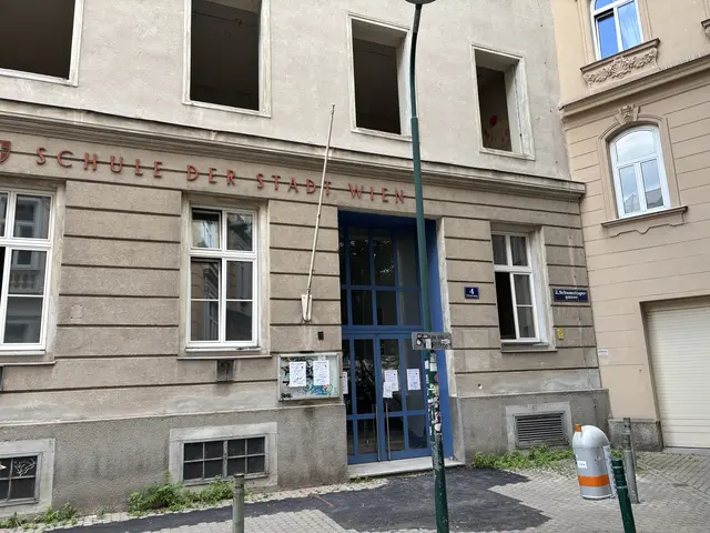 Der Abriss des alten Schulgebäudes ist im Bezirk umstritten.  | Foto: Luca Arztmann/MeinBezirk