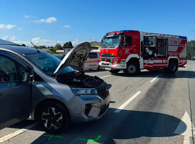 Die Unfallstelle auf der Ossiacher Bundesstraße war für die Dauer der Rettungs- und Aufräumarbeiten in beiden Richtungen gesperrt. | Foto: FF St.Veit/Glan
