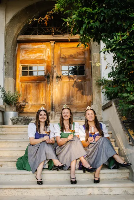 Die amtierenden Steirischen Weinhoheiten blicken auf eine ereignisreiche Zeit zurück und legen ihr Krönchen offiziell am 21. August 2026 ab. | Foto: Karin Bergmann