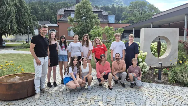 Grödigs Bürgermeister Herbert Schober (links), Katharina Klappacher von der Gemeindeverwaltung (rechts stehend), Alexander Roth und Irene Sulzenbacher von der Jugendarbeit Grödig (in der vorderen Reihe) mit den Jugendlichen des ersten Grödiger Jugendgemeinderates. | Foto: Marktgemeinde Grödig