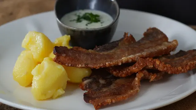 Knuspriges Schweinefleisch mit Erdäpfeln | Foto: Jörg Graf/HausmannKocht