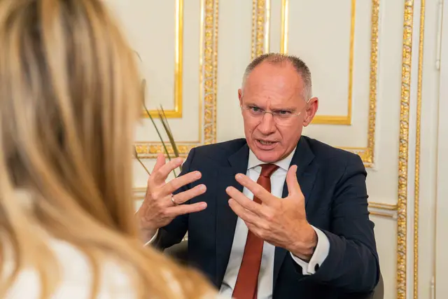 Innenminister Gerhard Karner beantwortet eine Anfrage von NR Barbara Neßler. | Foto: Martin Baumgartner