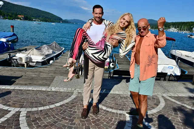 Die schöne Miss Europe wurde von Mister Austria Christopher Dengg auf Händen getragen. | Foto: Kral/StageFoto