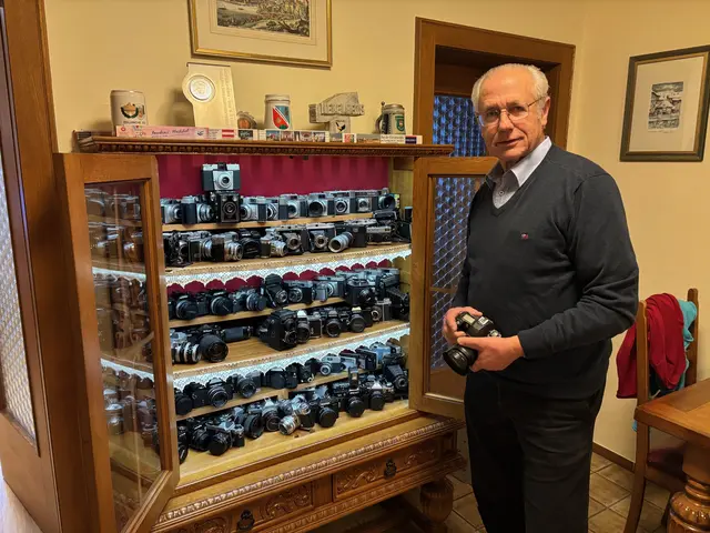 Sepp Pfeil hat in seiner Vitrine bisher 122 verschiedene Kameras gesammelt. | Foto: Gruber