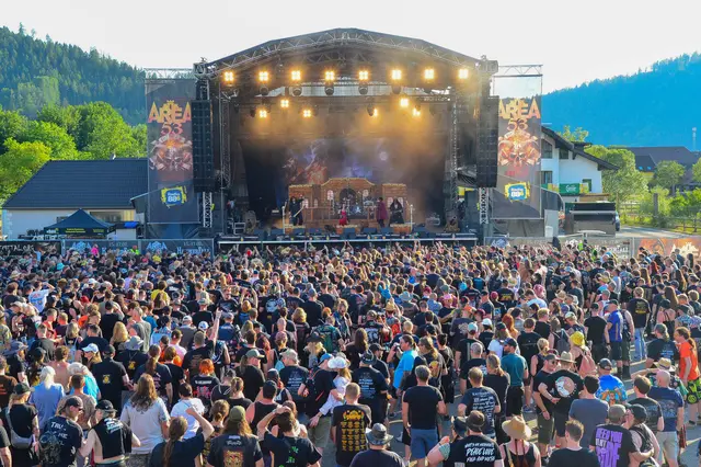  Rund 15.000 bis 18.000 Besucherinnen und Besucher strömten für das Area 53 Festival nach Leoben-Schladnitz.  | Foto: Area 53/Thomas Eisenpass