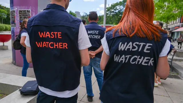 Die Waste Watcher halten Ausschau nach Personen, die ihren Müll liegen lassen. Jüngst haben sie den Reumannplatz besucht – und Strafen verteilt. | Foto: Andreas Pölzl/MeinBezirk