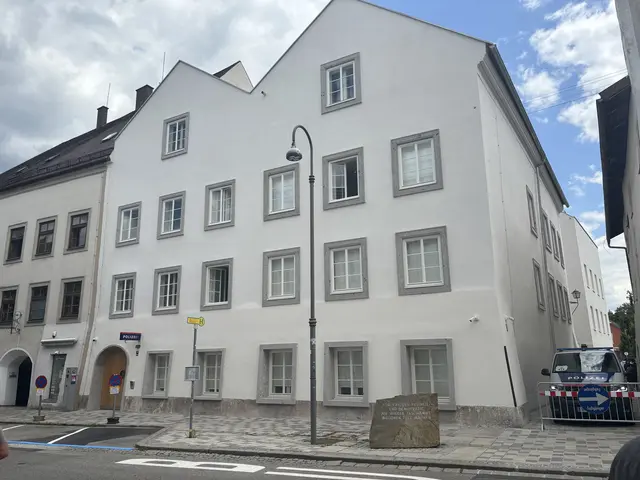 Das Geburtshaus Adolf Hitlers in Braunau dient nun als modernes Polizeizentrum. | Foto: MeinBezirk/Anja Kern