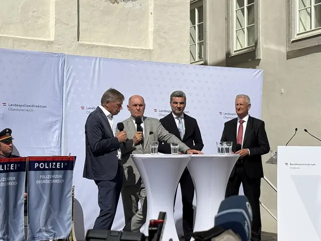 Gerhard Jelinek spricht mit Wolfgang Sobotka, Wolfgang Peschorn und Sektionschef außer Dienst Hermann Feiner (v. l. n. r.) über die Geschichte und die mystische Wirkung des Gebäudes. | Foto: MeinBezirk/Anja Kern