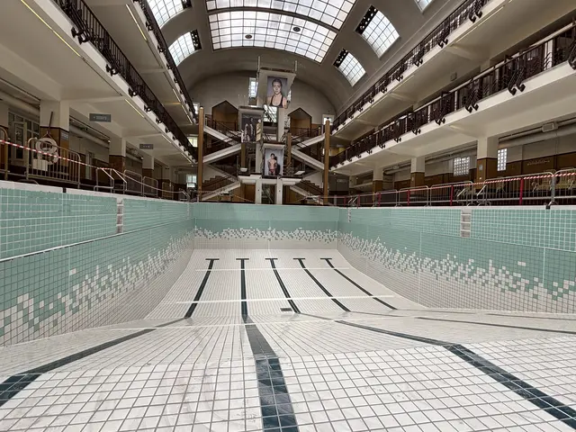 Wie tief das Schwimmbecken im Amalienbad ist, erkennt man aktuell auf eine andere Weise. | Foto: Nathanael Peterlini/MeinBezirk