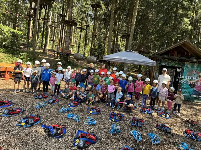 Bürgermeisterin Daniela Durstberger, Vizebürgermeisterin Melanie Wöss, Parteiobfrau Sabine Schardtmüller sowie die vielen weiteren Begleitpersonen freuten sich gemeinsam mit den 40 Kindern und Jugendlichen über einen gelungenen Ferientag in Kirchschlag. | Foto: Christian Wöss