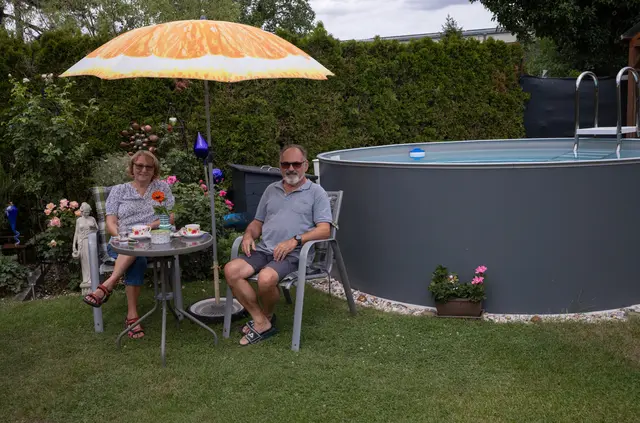 Veronika und Wilhelm Kerschhofer aus Neunkirchen verbringen jede freie Minute in ihrem Kleingarten mit Griller, Sonnenschirm, Pool und vielem mehr. | Foto: Santrucek