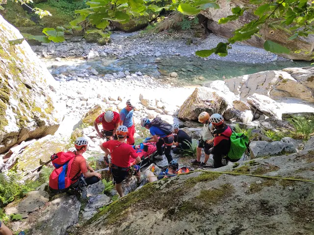 Die Bergrettung barg eine bei einer Canyoningtour in der Zemmschlucht verletzte deutsche Urlauberin und brachte sie ins Bezirkskrankenhaus Schwaz. | Foto: zoom.tirol