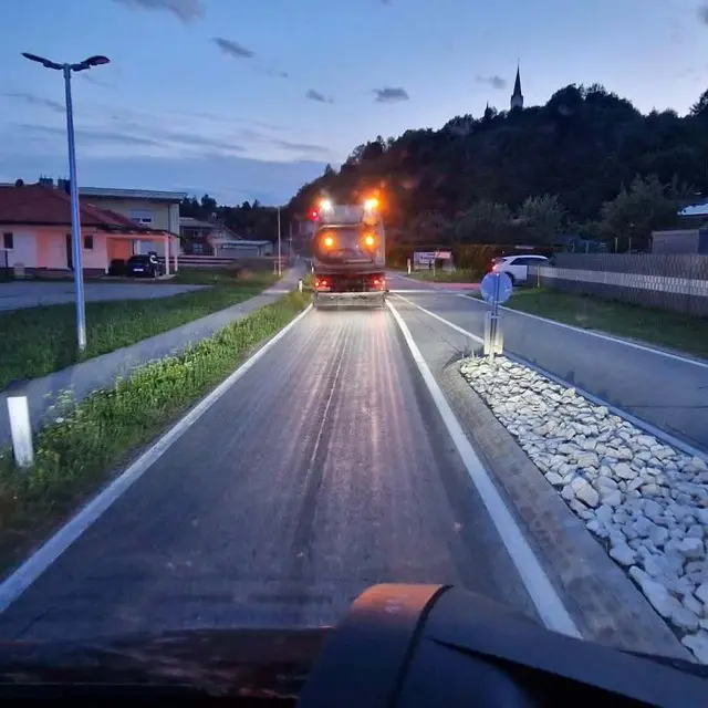 Nach Abschluss der Reinigungsarbeiten entfernte eine Kehrmaschine das Ölbindemittel von der Fahrbahn und säuberte die Straße. | Foto: Feuerwehr Stegendorf