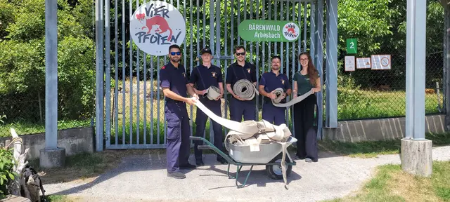 Die vier Herren neben BÄRENWALD Mitarbeiterin Alexandra Hechtl sind von der Freiwilligen Feuerwehr Deutsch-Wagram. | Foto: VIER PFOTEN