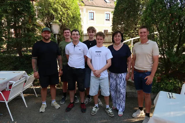 Bgm. Juliana Günther (2vr), Vzbgm. Martin Nagelhofer (re) und Jugendgemeinderat Marc Kaiblinger (li) mit den „Jungmännern“ Fabian Fehringer, Samuel Neuhold, Fabian Brandstetter und Lion Ernst (vlnr) | Foto: Marktgemeinde Kematen