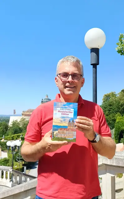 ´Mit seinem bereits achten Mostviertel-Krimi "Mostviertler Götter" schickt der Amstettner Krimi-Autor Helmut Scharner seinen "Major Brandner" auf eine neue Spurensuche. Der aktuelle Fall führt die Ermittlungen vom Stift Melk unter anderem in die Eishalle Amstetten und zum Schloss Ulmerfeld. | Foto: Scharner