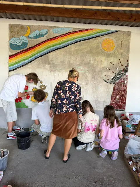 Künstlerin Olha Ilnytska mit Kindern  | Foto: soskinderdorf
