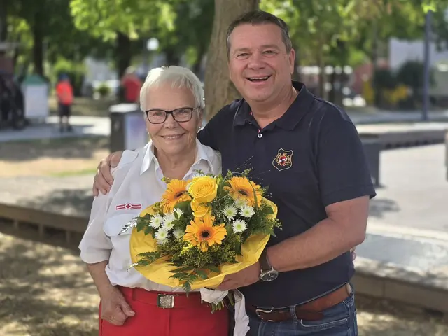 Ansfeldens Bürgermeister mit Jubilarin Grete Pichler. | Foto: Stadtarchiv Ansfelden