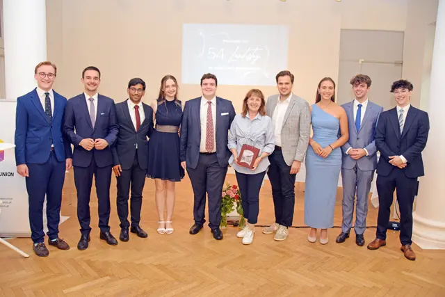 Bürgermeisterin Silvia Drechsler und Gemeinderat Timo Zetek (5. &amp; 6. von rechts) beim Landestag im Kursalon Mödling. | Foto: Bernd Garaus