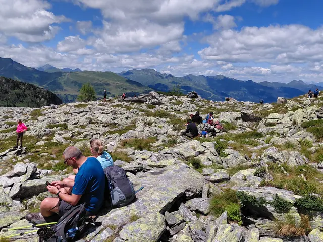 ... eine verdiente Rast nach dem knackigen Anstieg  | Foto: H.Bachinger