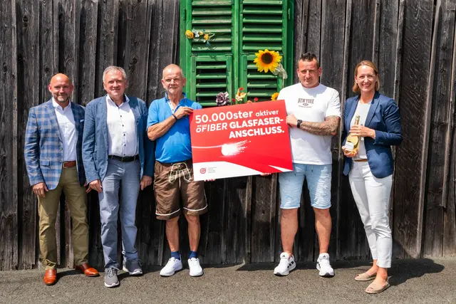 Die Jubilarsfamilie Summer freut sich, den 50.000 Glasfaseranschluss erhalten zu haben.
(v. l. n. r.): öGIG Projektleiter Regionalentwicklung Michael Kurteu, Bürgermeister Johann Fiedler, Jubilar Josef Summer, Erwin Summer und Unternehmenssprecherin Bernadette Glomser | Foto: Lexpix Photography