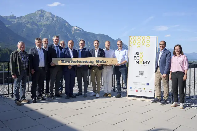 Die Referenten des Expertennachmittags gemeinsam mit Landeshauptmann-Stellvertreter Josef Geisler und den Vertreterinnen und Vertretern von proHolz Tirol: v. l.: Herbert Weisleitner (Forstexperte), Josef Stoll (Direktor LLA Rotholz), Andreas Tomaselli (Sona FlexCo), Ronald Zecha (Direktor HBLFA Tirol), Manfred Saurer (Vorstandsvorsitzender proHolz Tirol), LHStv. Josef Geisler, Georg Rappold (Bundesministerium Land- und Forstwirtschaft, Klima- und Umweltschutz, Regionen und Wasserwirtschaft), Simon Holzknecht (Stv. Geschäftsführer und Clustermanager proHolz Tirol), Jan Grossarth-Maticek (Professor Hochschule Biberach), Manuel Seiß (Springer Maschinenfabrik), Kurt Ziegner (Vorstandsmitglied proHolz Tirol) und Anna Krismer (Projektmanagerin proHolz Tirol)
